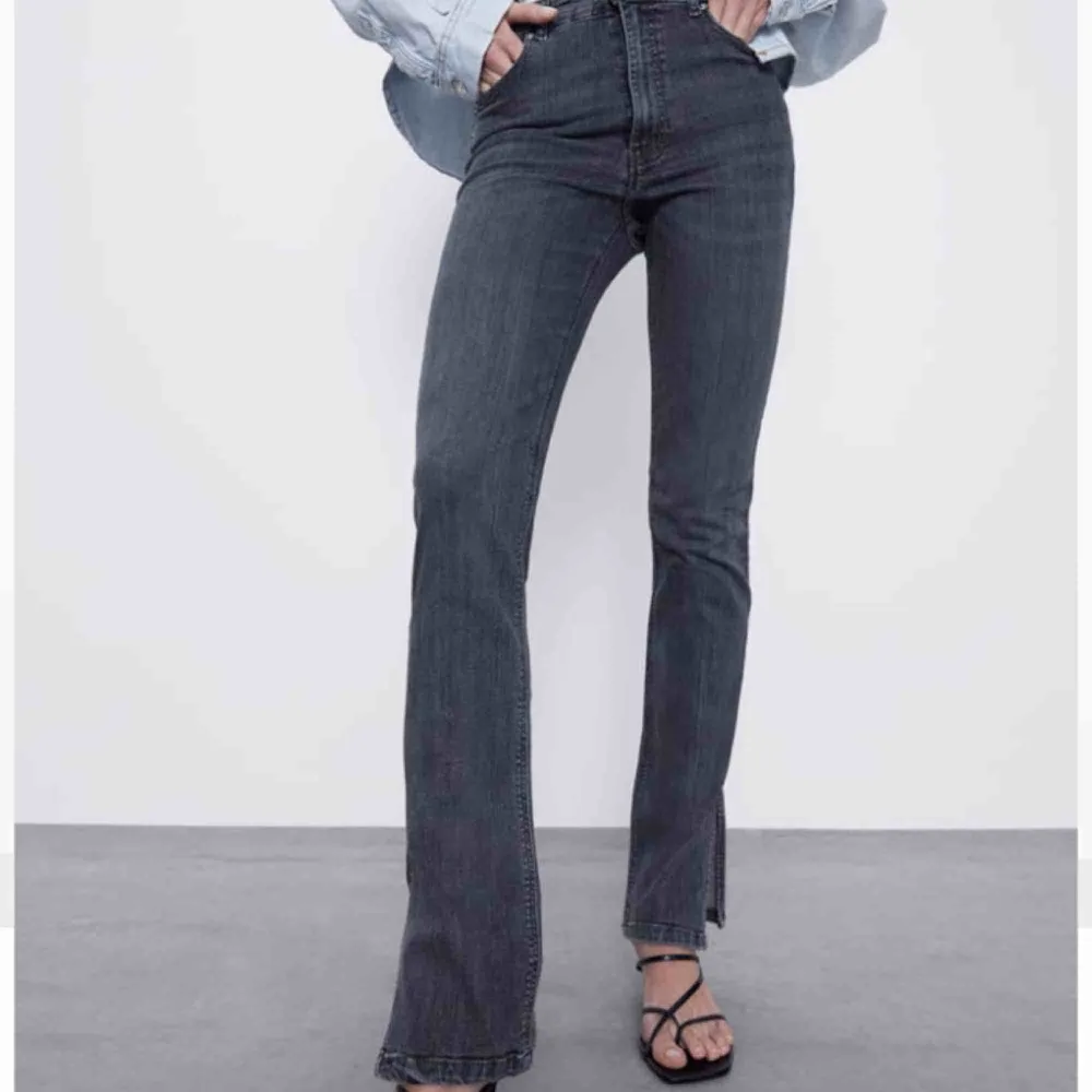 Super snygga moderna jeans, säljer pga kommer inte till någon användning. Helt oanvända så perfekt skick:) Frakt tillkommer. Jeans & Byxor.