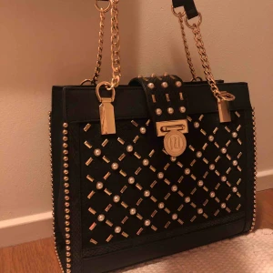  - Helt ny och oanvänd handväska från River Island!
