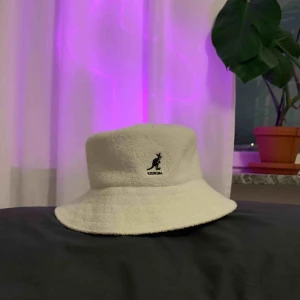  - Bucket hat från Kangol. Köpt för 600kr - bra skick