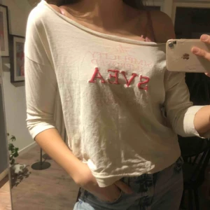  - Jätteskön tröja från Svea, sitter mer som S💗Superskön i materialet. Säljer pga garderobsrensning