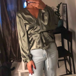  - Söt satin blus i färgen mörkgrön! Har knytband som man kan justera hur man vill!💞