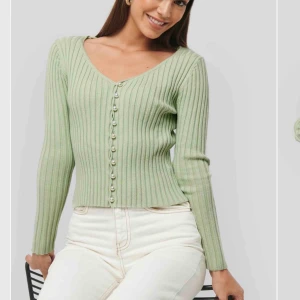  - Helt ny grön pastell topp/kofta från NAKD. Aldrig använd, endast testad en gång! Frakt tillkommer.  Nypris:399kr Säljes för:275kr 💗