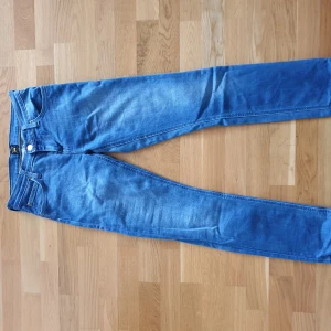 LEE jeans - Gott skick Inte mkt använda! Mellan blå fin färg.