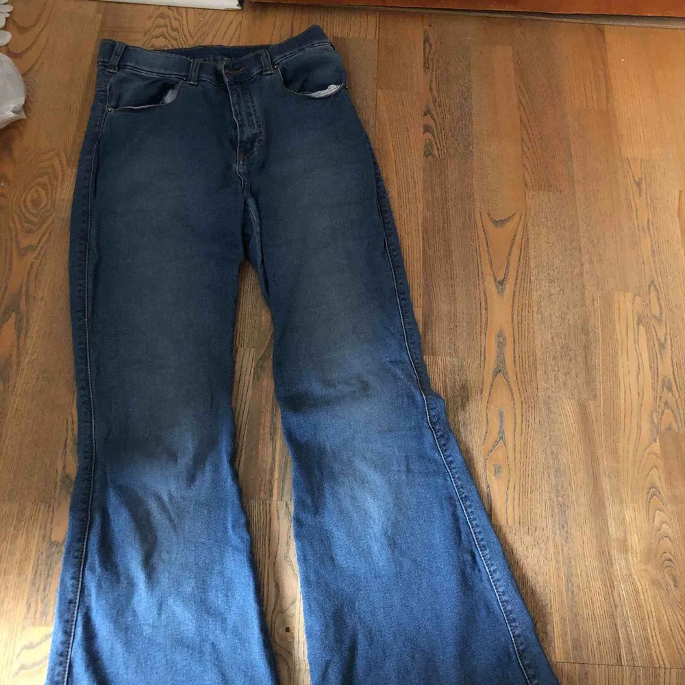 Dösnygga bootcutjeans från dr denim! Byxorna är stretchiga, sitter som en smäck och säljs då de inte använda mer💕. Jeans & Byxor.