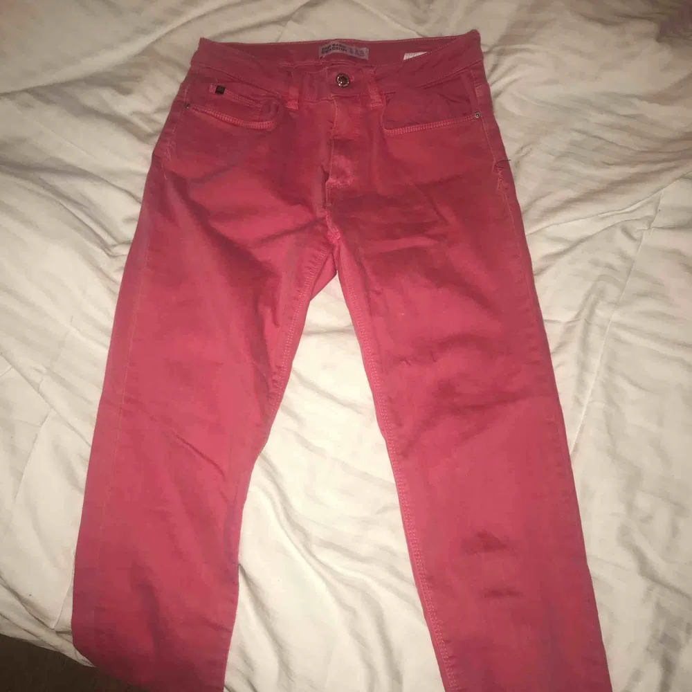 Ascoola illrosa jeans som tyvärr inte är min stil längre :( Väldigt stretchiga och lågmidjade. Skulle säga att de är mer 36 i storlek. Jeans & Byxor.