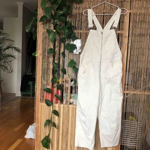  - Dungarees från ZARA. Supersköna.  Gräddvita, finns lite spackel på ena höften (bild) och på benet.   Använd några gånger.  100% bomull.