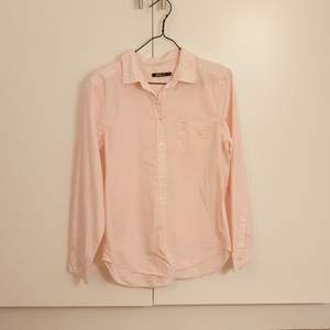 Rosa skjorta från gina tricot i storlek 38. Sparsamt använd. 