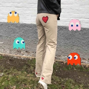  - Supersnygga och bekväma utsvängda byxor med handmålade hjärtan! De har dragkedjor vid vristen så att de kan bli mer utsvängda❤️