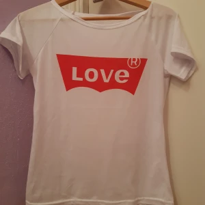 Levis inspererad t-shirt stl M - En snygg Levis inspererad t-shirt i nyskick.Lite genomskinlig dock men man kan ha ngt under t-shirten.Passar bra vid heta somrar vid stranden tack vare dess tunna tyg och är en typisk musthave fast med en twist.Fraktas bara!! Kontakta för mer info💗😊
