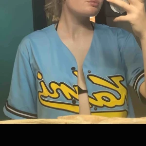  - College baseballtröja från Karl Kani i nyskick. Är lite oversized då det är i herrstorlek.