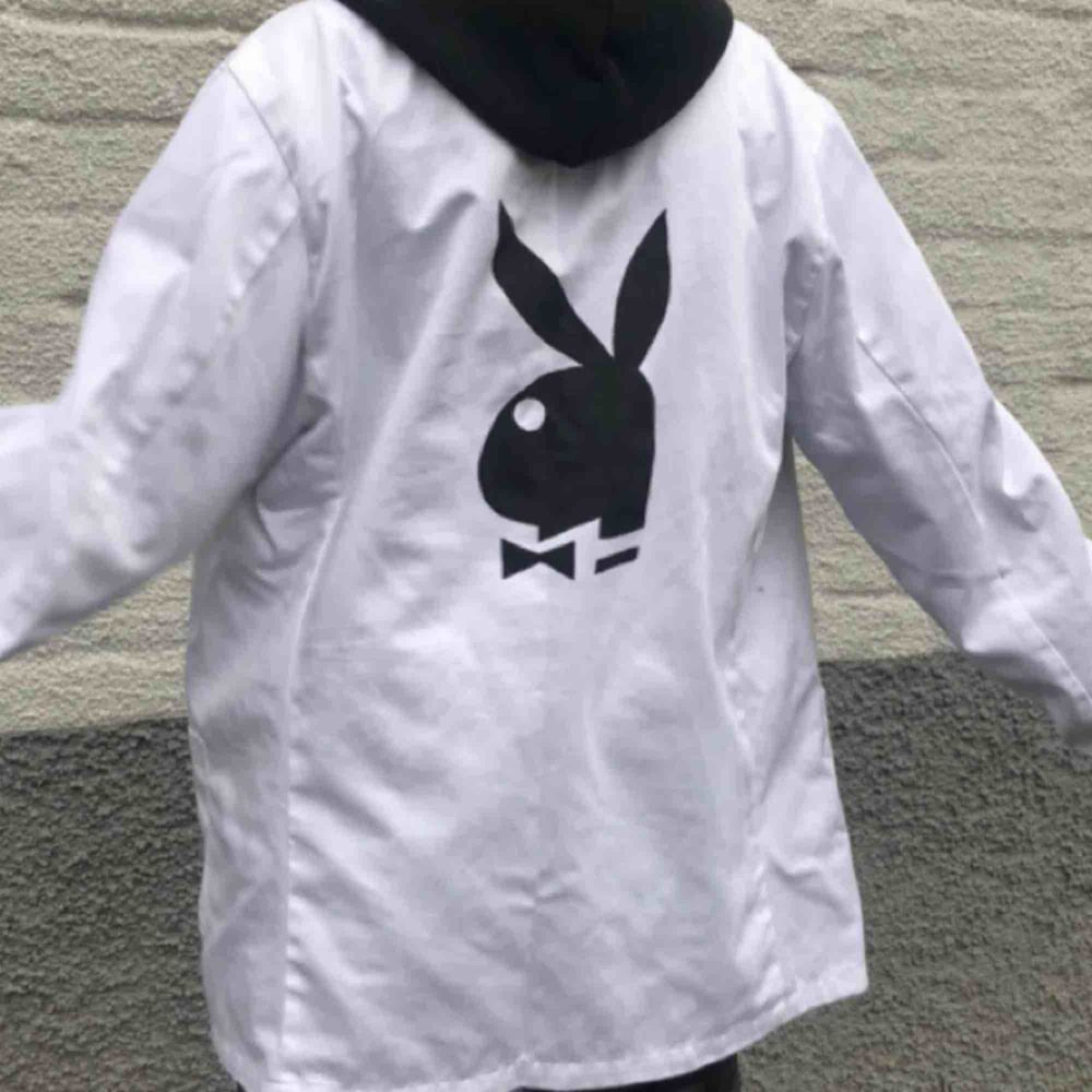 Playboy kaninen på en snygg, vit tunn jacka Modellen har storlek S men passar de flesta!🖤. Jackor.