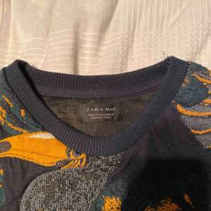 Marinblå sweatshirt med ”bakgrund” av tigrar på. Storlek S men passar mig som i vanliga fall har M. Fin tröja med fina mönster.