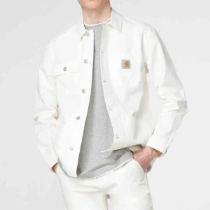  - Carhartt jeansjacka i fint skick! Storlek medium herrmodell men såhär sitter den på mig med storlek small vanligtvis ✨ fri frakt! 