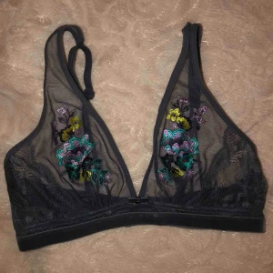 Så fin bralette - Så söt bralette från Triumph!! Har tyvärr inte fått använding för den så den är oanvänd, endast testad