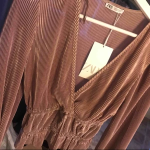  - Tröja från Zara i storlek S, aldrig använd därav prislapp på.