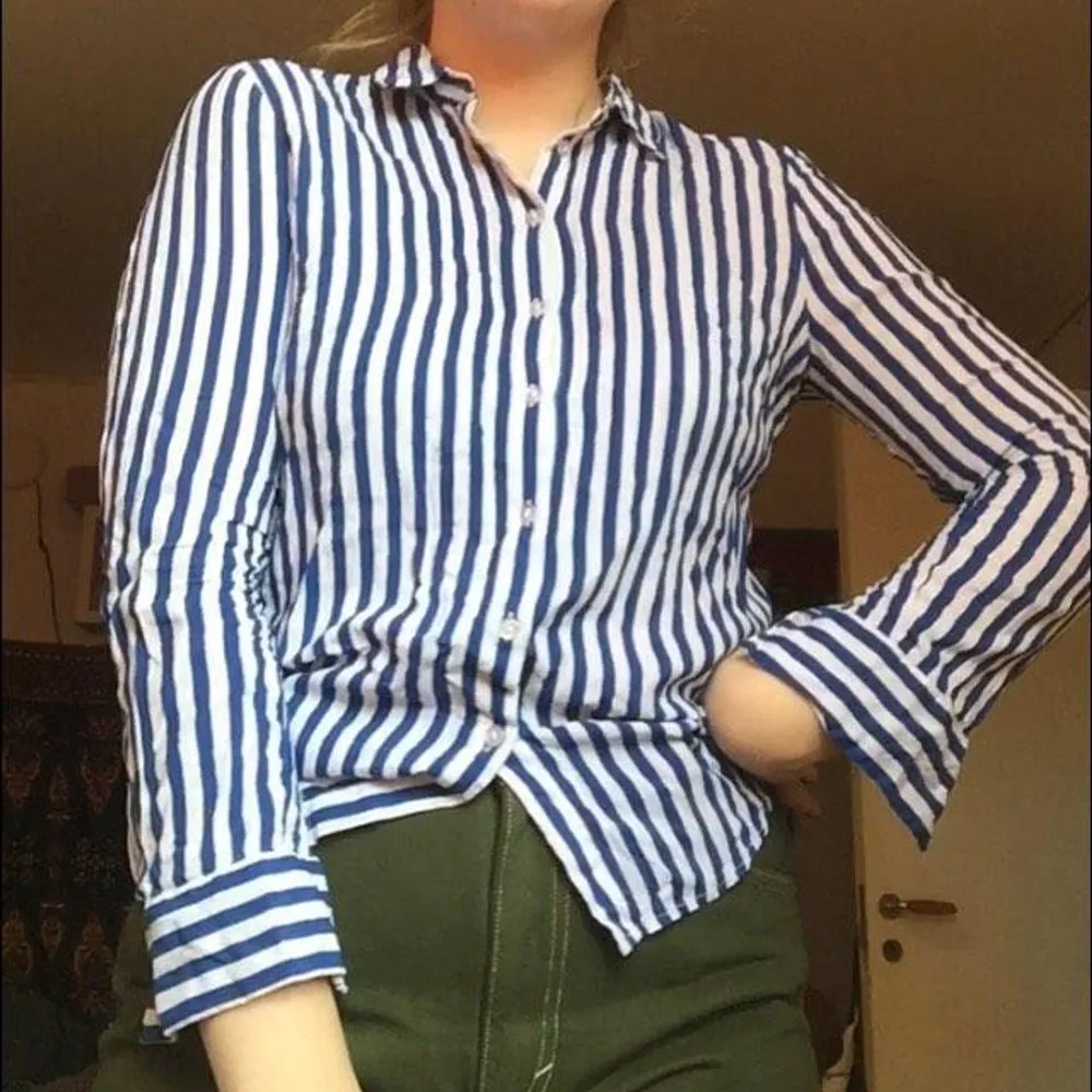 Säljer denna klassiska blårandiga skjortan! Storlek 36 men passar även på mig som är 38/40 🥰. Skjortor.