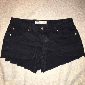  - Svarta short shorts från cotton on