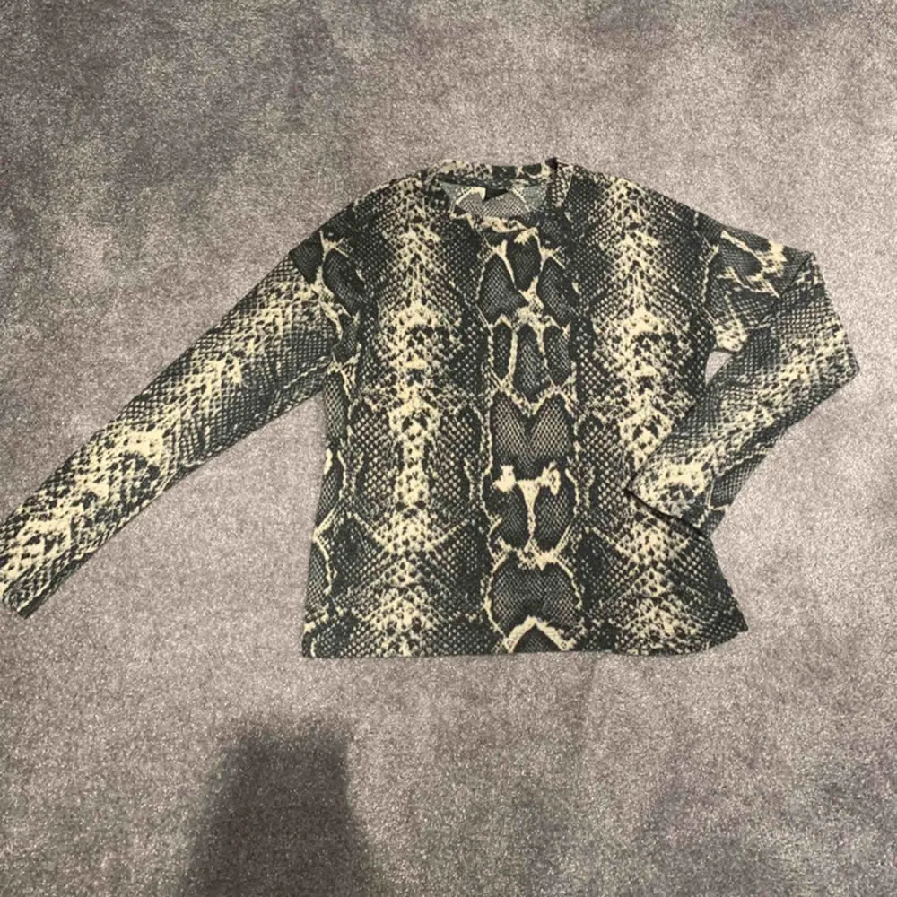 Skön tröja ifrån GinaTricot i storlek XS. Snakemönstrad och superskön. Köparen står för frakten om det skulle behövas💙💋. Tröjor & Koftor.