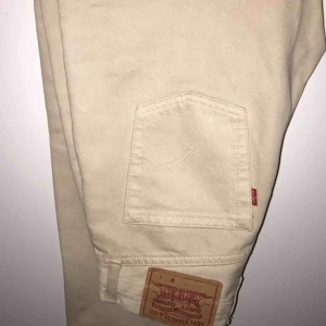  - Beige Levis jeans