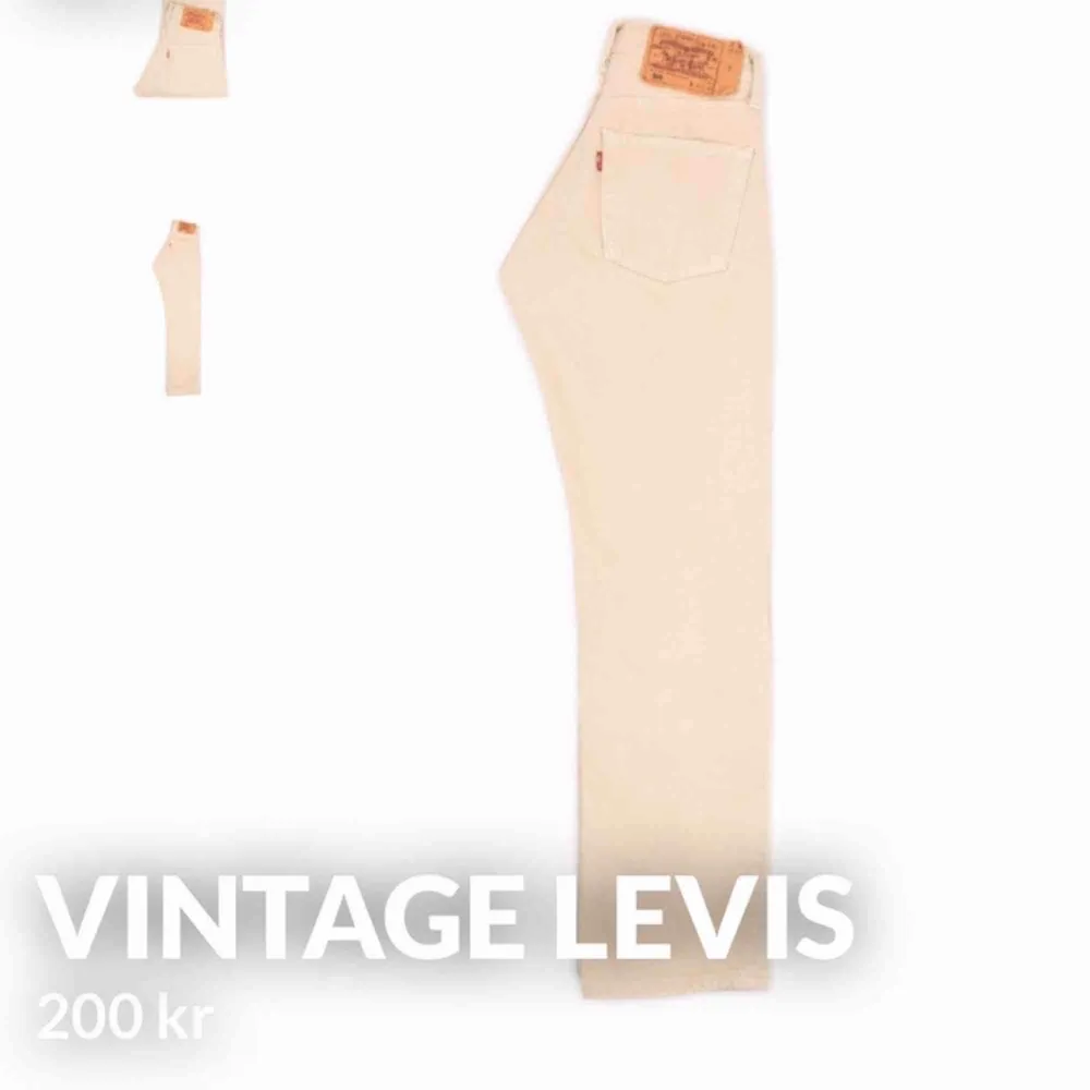 Vintage beige 501 levis jeans köpta för 500kr på frånötilla. Aldrig använda då de var för små. Skulle säga att de är 26/27 i midjan. Lite blekningsfläckar vid ena benet och slitage mellan benen men inget som syns när man har dom på sig . Jeans & Byxor.