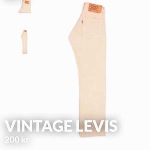 Vintage beige 501 levis jeans köpta för 500kr på frånötilla. Aldrig använda då de var för små. Skulle säga att de är 26/27 i midjan. Lite blekningsfläckar vid ena benet och slitage mellan benen men inget som syns när man har dom på sig 