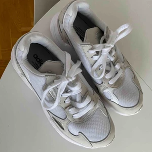  - Vita adidasskor Falcon. Ordinarie pris 999kr nu 450kr. Aldrig använda. Kan skickas mot frakt 