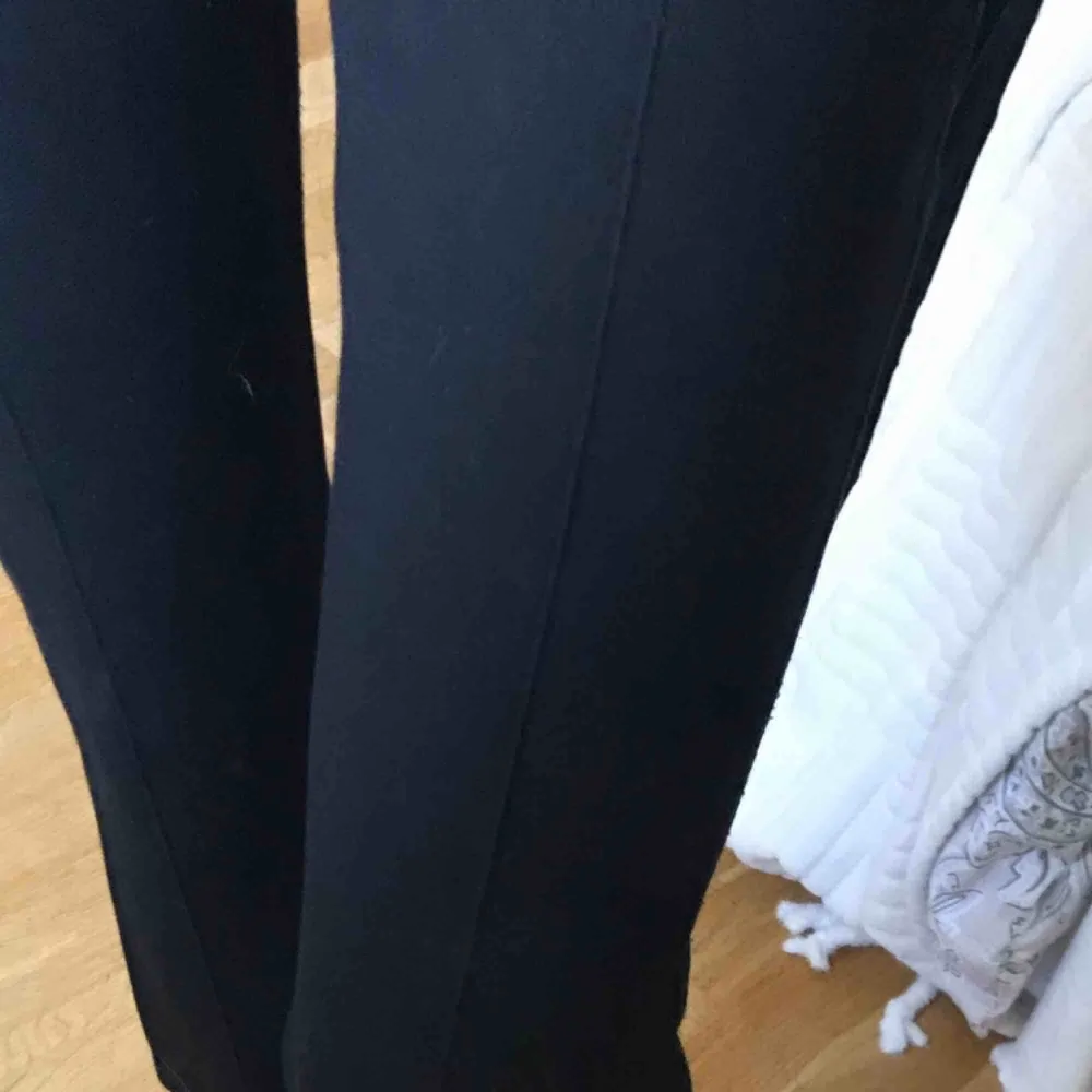 Svarta tights från Gina tricot! Är 166 cm lång, och på mig slutar dem vid ankeln, och är supersköna!!  Endast använda vid ett tillfälle . Jeans & Byxor.