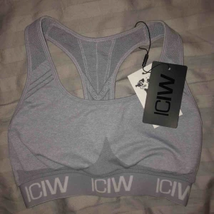  - Grå sportbh utan vaddering från ICANIWILL. Är i storlek M men sitter som en S!! Aldrig använd, endast provad en gång, på bilden. Prislappar kvar! Frakt 30kr tillkommer🌟