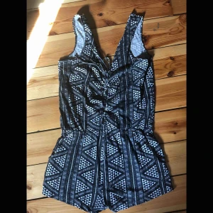  - Playsuit från Ginatricot