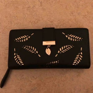 Plånbok - Svart o guld plånbok, har massa fickor. I fin och ny skick!