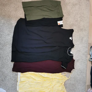 Blandade kläder superbilligt  - Säljer mina kläder för 10 kr st, men går såklart att köpa i paketpris, allt är i fint skick, passar bara inte mig/min stil längre :)  Sålda: Gul klänning, röd klänning