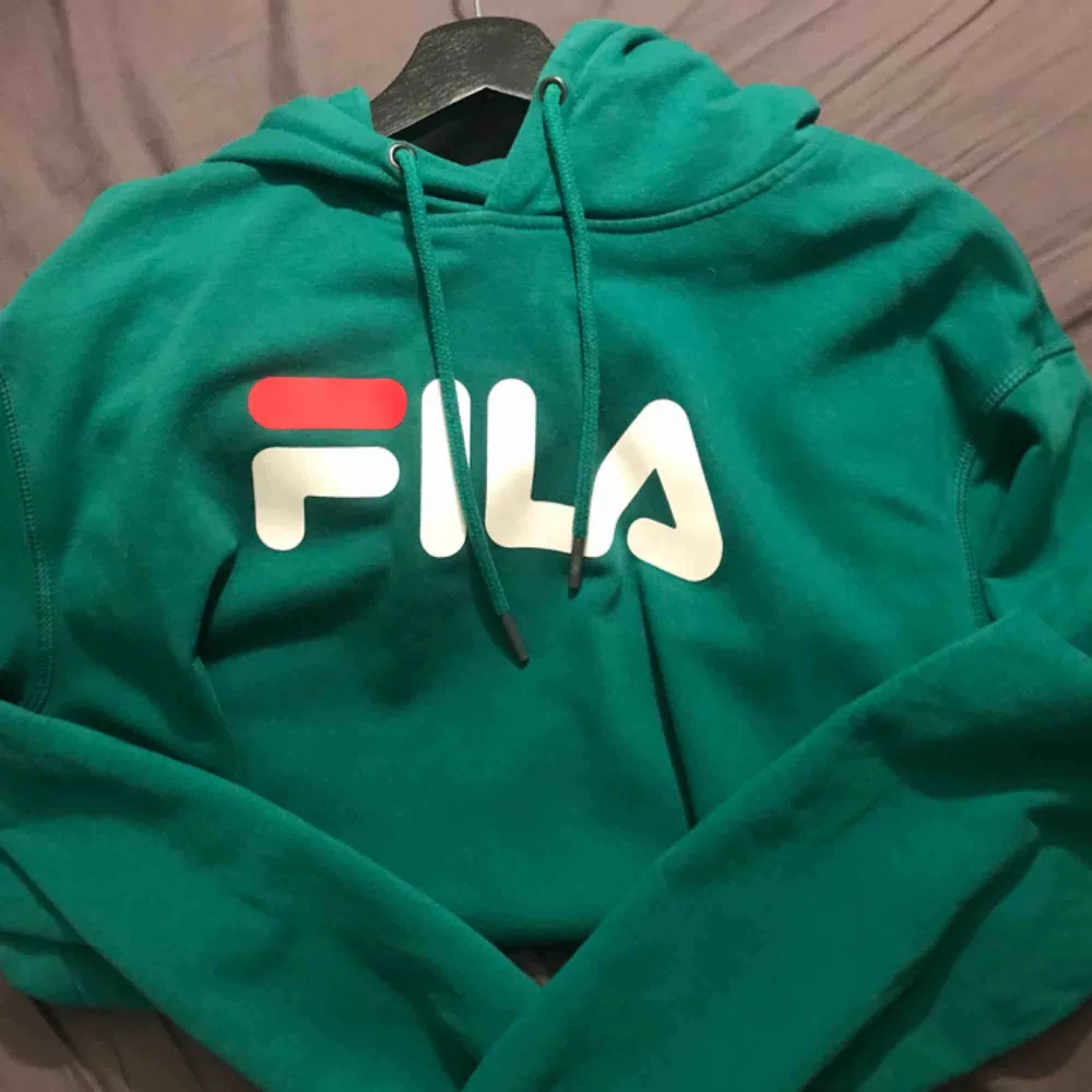 Säljer min snygga hoodie från Fila i storlek L. Gillar att ha oversize hoodies, frakten ingår . Hoodies.