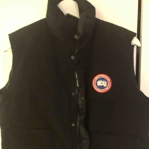  - Oanvänd canada goose väst! Är osäker på om den är äkta, känns dock lätt och skrynklar inte. Var i present till min bror som provat den, dragit av lapparna och sedan har den bara hängt! Varav kan pris absolut diskuteras. Storlek M och i mycket bra skick.