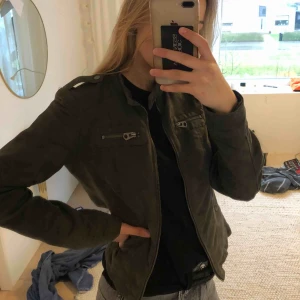  - Jacka i grön/grå färg i mocka.