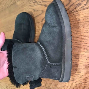  - Äkta svarta ugg’s köpta i USA för 1300kr, säljer för 400kr men kan gå ner i pris storek 36