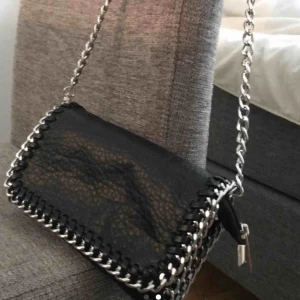  - Liten väska från Tiamo, som passar till allt! Säljes pga kommer inte till användning. Frakt tillkommer på 54kr💕