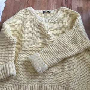  - Gul tröja köpt från Gina Tricot. 