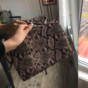  - Supercoola väska, snygg detalj till en tråkig outfit🥵 Säljer pga garderobsrensning, använd 1 gång. Skriv för mer bilder❤️
