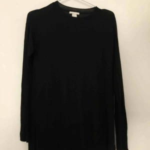  - Svart tunnare finstickad tunika från H&M. Snålt använd och väldigt skön i materialet. Pris kan diskuteras 