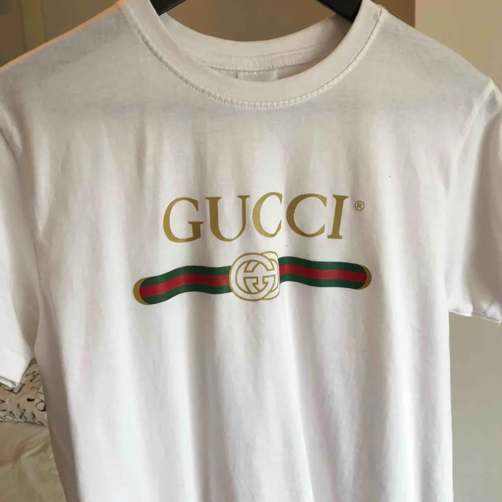 Gucci T-shirt. Aldrig använd. Fake! Pris kan diskuteras. T-shirts.
