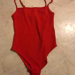  - Body från Gina tricot i storlek M men mer som S.  Frakten ingår i priset!