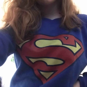  - Blå vintage sweatshirt med superman tryck! Kan mötas upp i Uppsala eller så tillkommer frakt 💕