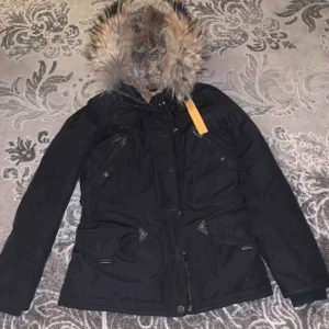 ParaJumper  - Ny Parajumper, kort modell använd ca 5 gånger säljer för att den är för stor. Nypris 9999. Kvitto finns. Kan tänka mig att sälja den för 6500 vid snabb köp. 