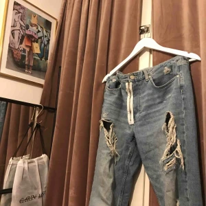  - De PERFEKTA slitna jeansen!! 🙌🏻 Loose modell med hög midja, raka ben och slitningar. Supersköna, har älskat dem men tyvärr för stora för mig därför jag säljer dem