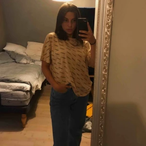  - Tröja från weekday! Frakt ingår inte i priset!