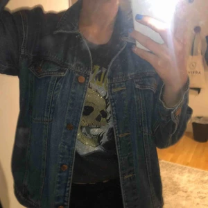  - Säljer min kära jeansjacka från Monki! Köptes för ca 1år sen men har endast använt den ca 7 gånger! Säljer den då jag desperat behöver pengar! Ny pris: 500kr Mitt pris: 150krOBS! Två sista bilderna är inte mina🧡