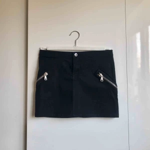 Svart kjol - Supersnygg svart kjol med silverdetaljer från VILA. Storlek XS. Köparen betalar fraktkostnad. 