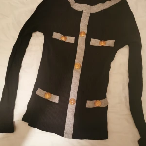 Tröja med guld knappar  - Jättefin tröja med guld detaljer som knappar. Fint skick 