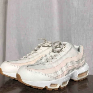  -  Säljer dessa rosa och vita Nike Air Max 95, perfekta nu till våren! Använda ett tiotal gånger, fortfarande i mycket bra skick. Säljes på grund av att jag inte använder dem tillräckligt. Tveka inte på att kontakta mig vid intresse, kan ev. gå ner i pris.