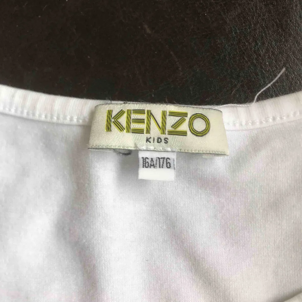 Hej! Säljer en vit Kenzo Tshirt med silvrig text. Köpt på Nk barnavdelning för 800kr. Den är använd fåtal gånger och finns inga tecken på slitage. Frakt ingår inte, pris är diskuterbart. . T-shirts.